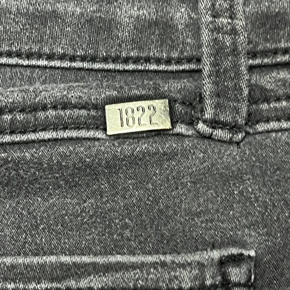 1822 Denim keywords dark